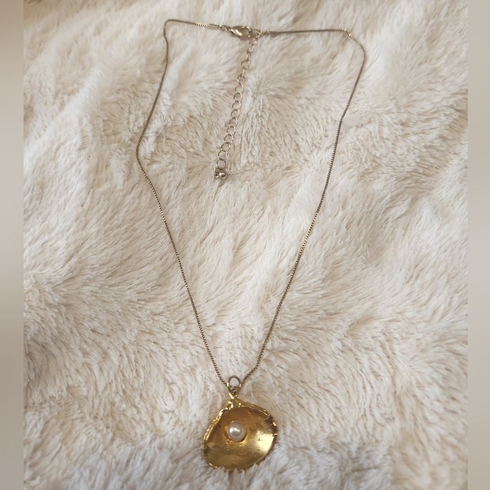 Gold Clam Shell Pendant Necklace With Pearl